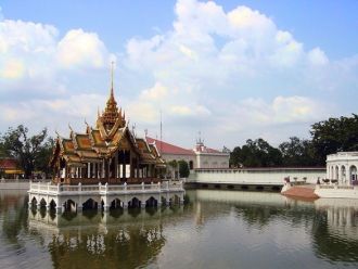 Внешний и внутренний дворы соединены мос