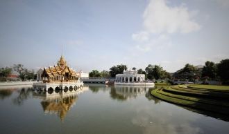 На этом мемориале высечена поэма, написа