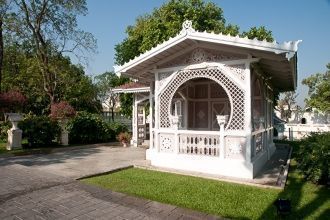 Другое здание во внешней части, располож