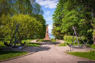 Перед Ботным домом стоит памятник-обелис