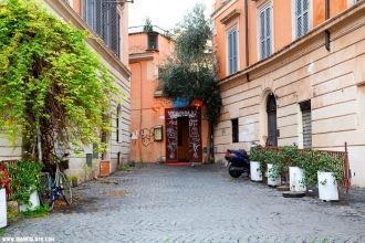 Даже простая прогулка по этому кварталу 