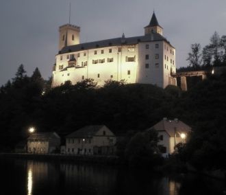 В «Рыцарском зале», среди портретов гроз