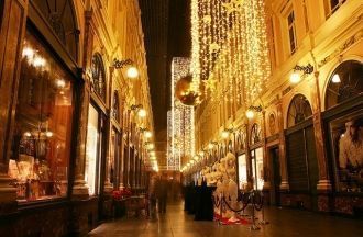 В галерее Королевы 13, на втором этаже, 