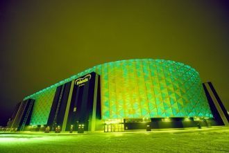 Внутри помещения к крыше прикреплена кон