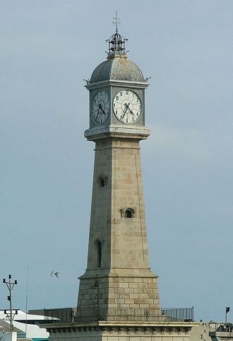 Вторая башня, похожая на маяк (справа), 