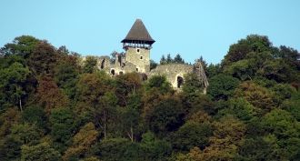 Среди внутренних построек замка выделяет