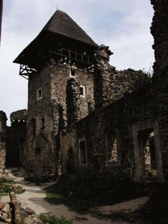 В 1923 г. Над башнями возводят крышу. В 