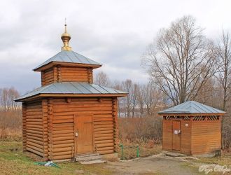 Здание церкви и построек окрашены в ярки