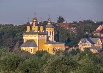 При храме работает колокольня, которую в