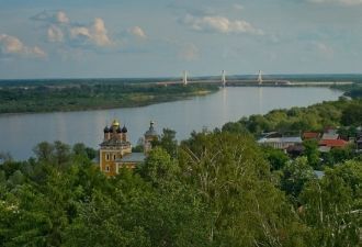 В дни весеннего половодья вода почти под