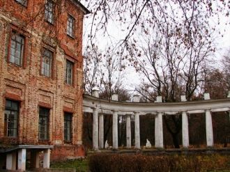 В современный архитектурный комплекс вхо