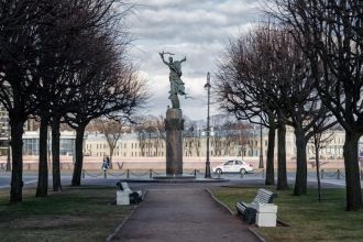 Рядом с домом №8 в 1996 году установлена