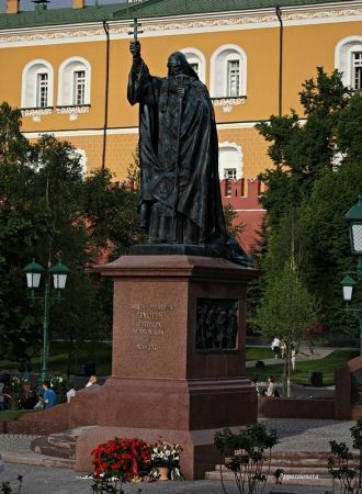 Памятник патриарху Гермогену – скульптур