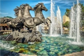 Главный фонтан искусственного водоема – 