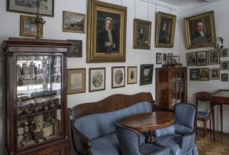 Первый этаж главного дома художник превр