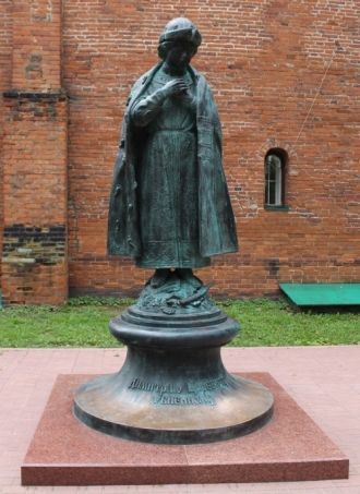 Памятник царевичу Дмитрию расположен у с