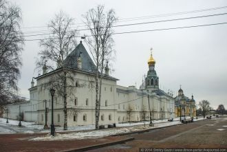 Рядом с Софийским собором, несколько зап