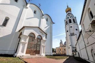 Современная территория кремля, огражденн