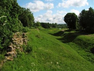 Гдовский кремль расположен на невысоком 