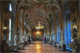 В 20-м веке новые пристройки изменили об