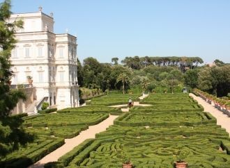 Расположена в квартале Монтеверде на Яни