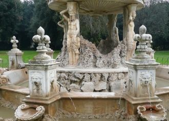 Над декорациями виллы работали Алессандр