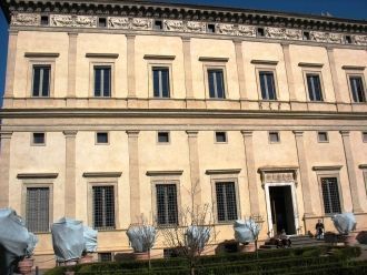 Первоначально главный вход в здание осущ