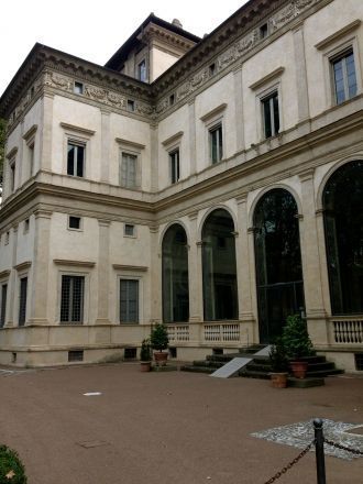 Вилла Фарнезина же должна была стать про