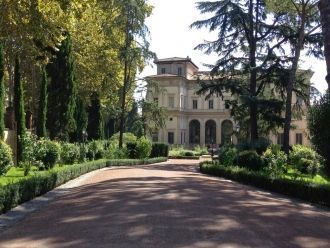 Дизайн этой загородной виллы весьма отли