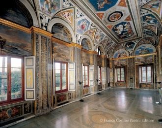 Главный зал на втором этаже виллы украше