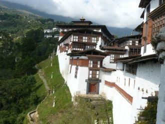 Здания Тронгса-дзонга разбито на две час