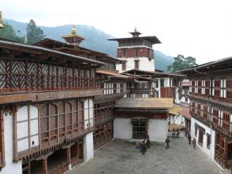 Он расположился на одном из холмов, над 