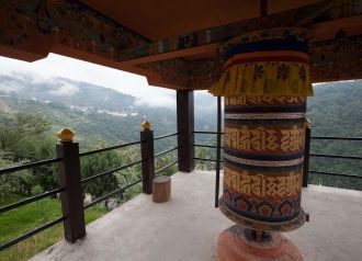 Есть статуи Будды и зарисовки на стенах 