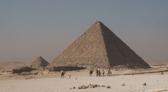 Относительная «миниатюрность» пирамиды М