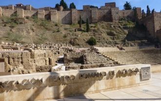 Крепость Алькасаба, возвышающая на скали