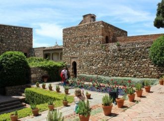 Вход на территорию осуществлялся через в