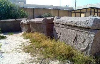 Во дворе, в свою очередь, есть два склеп