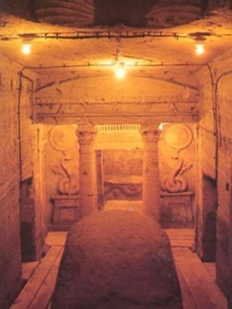 Окраска стен гробниц имитирует алебастр,