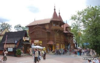 В начале улицы находится сувенирный база