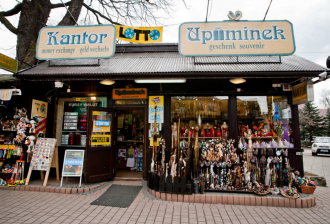 Сувенирные магазины на улице Крупувки.