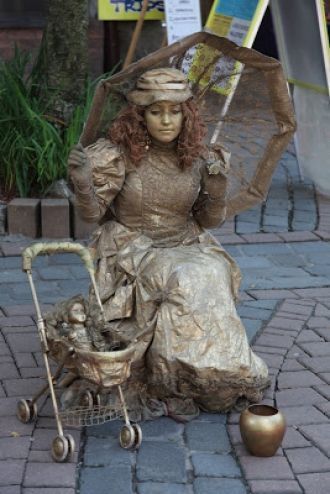 Живая скульптура на улице Крупувки.