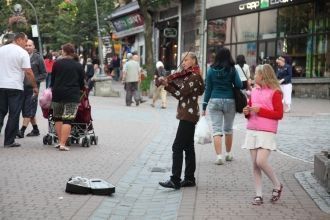 Многочисленные уличные музыканты, актеры