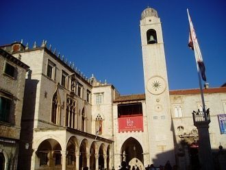 Дворец Спонца и башня-звонница на площад