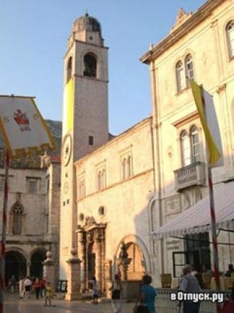 Расположенная в конце Страдуна, она всег