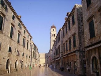 Лужей зовется старинная звонница, распол