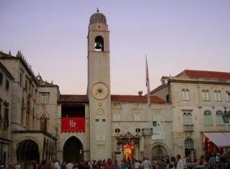 На площади Лужа расположены несколько до