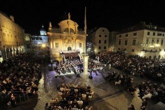 Старый город ночью Концерт на площади Лу