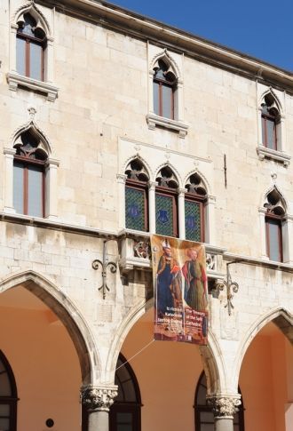 Старинная ратуша XV века на Народной пло