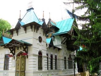 Большую часть интерьеров и декора дома у