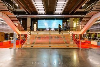 На его базе работает кинотеатр, проводят